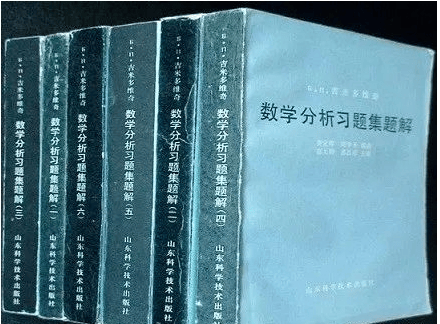 吓哭！云南一饭店内惊现2米长的眼镜王蛇！躲在楼梯间，有人差点踩到……